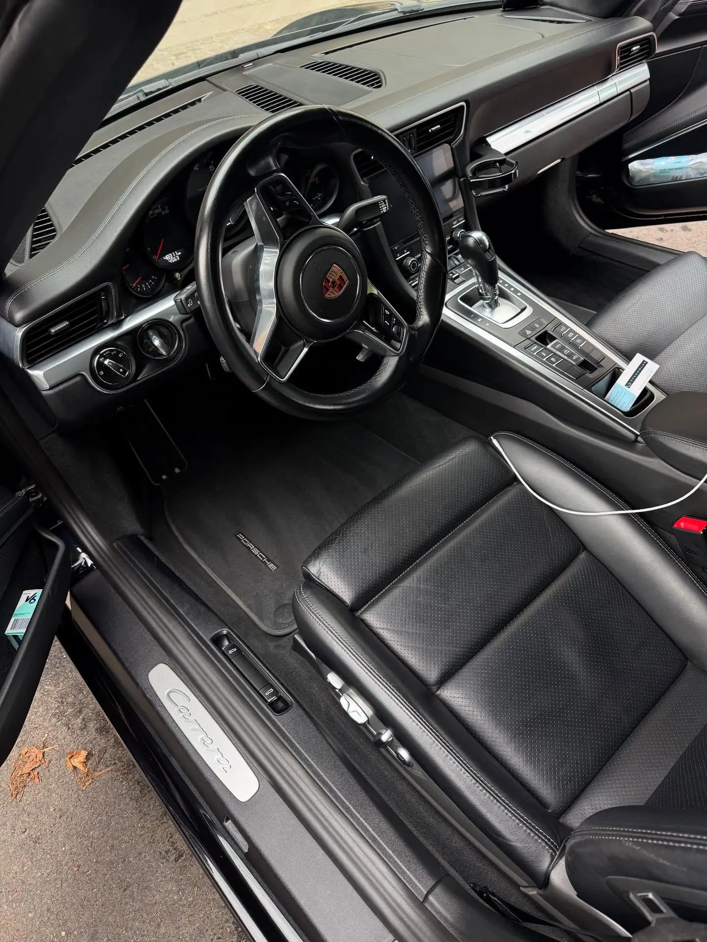 Rengjort kabine med rat og lædersæde i en Porsche 911 efter damprens